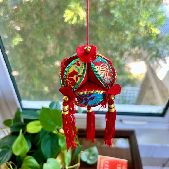 Vintage Chinese Silk Embroidered Souvenir Love Ball Ornament from Li River - Picture 8 of 10